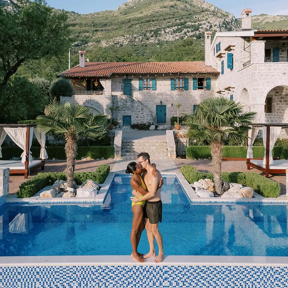 man-and-woman-kiss-while-hugging-on-the-edge-QQ8HQVY