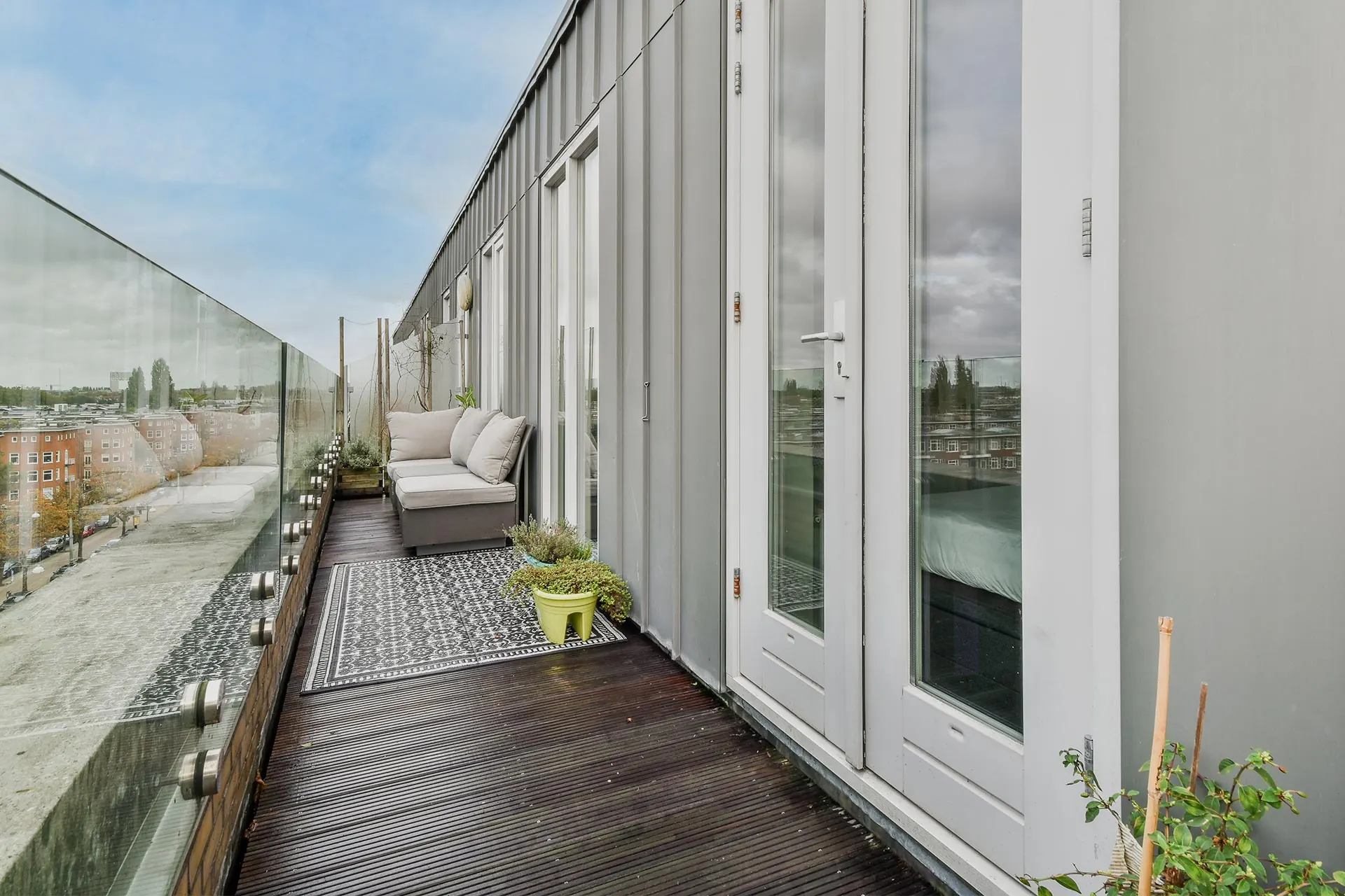 balcony-of-a-hotel-W6XUD3C